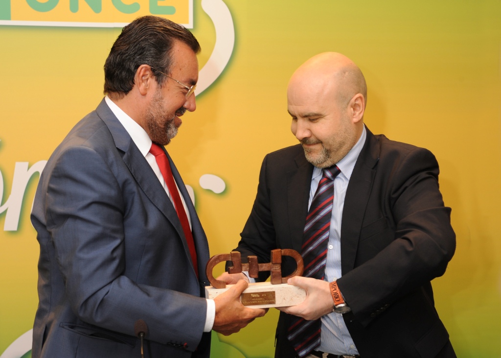Miguel Carballeda (a la izquierda) recoge el premio de manos de Luis Cayo Pérez