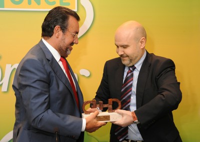 Miguel Carballeda (a la izquierda) recoge el premio de manos de Luis Cayo Pérez