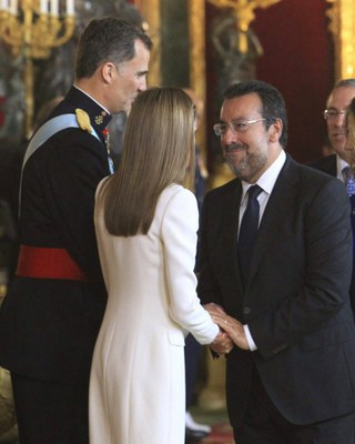 Miguel Carballeda saluda a los nuevos reyes, el día de la Proclamación de Felipe VI, en la recepción ofrecida en el Palacio Real Miguel Carballeda saluda a los nuevos reyes, el día de la Proclamación de Felipe VI, en la recepción ofrecida en el Palacio Real