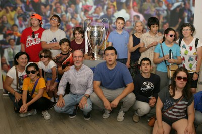 Parte del grupo de escolares junto a "la décima"