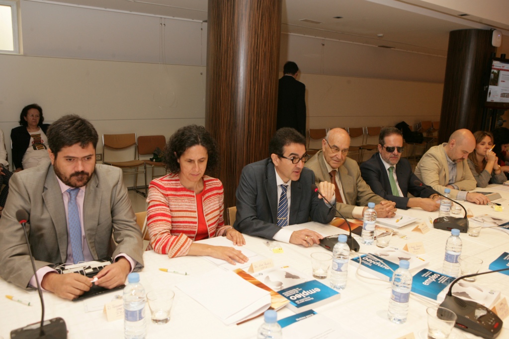 Presentación del proyecto ONCE de Cooperación Internacional, con Andrés Ramos en centro, junto a Ana Peláez y Fernando Iglesias, de izquierda a derecha de la imagen