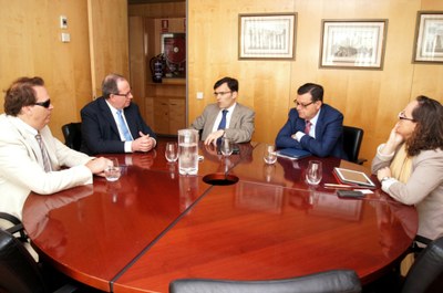 Reunión con el Presidente de WI, segundo por la izquierda.