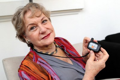 Señora con un dispositivo de aviso para teleasistencia