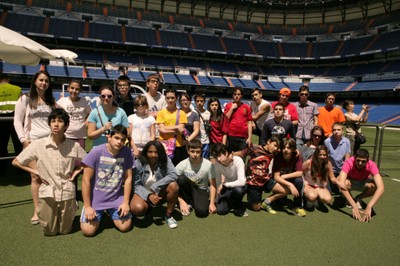 Todo el grupo en el césped del Bernabéu