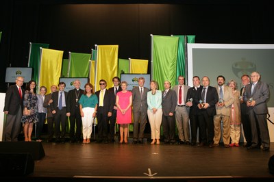 Todos los premiados gallegos, junto con las autoridades locales y responsables de la ONCE 