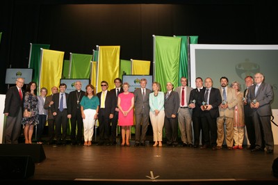 Todos los premiados gallegos, junto con las autoridades locales y responsables de la ONCE 