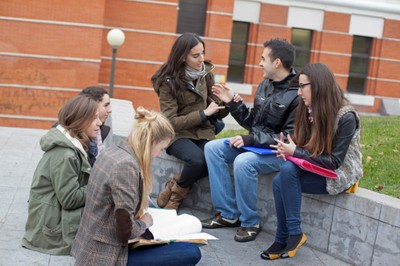 Universitario sordociego con sus compañeros de clase en el campus 