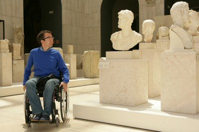 Valentín Fernández recorriendo la Sala de la Antigua Grecia