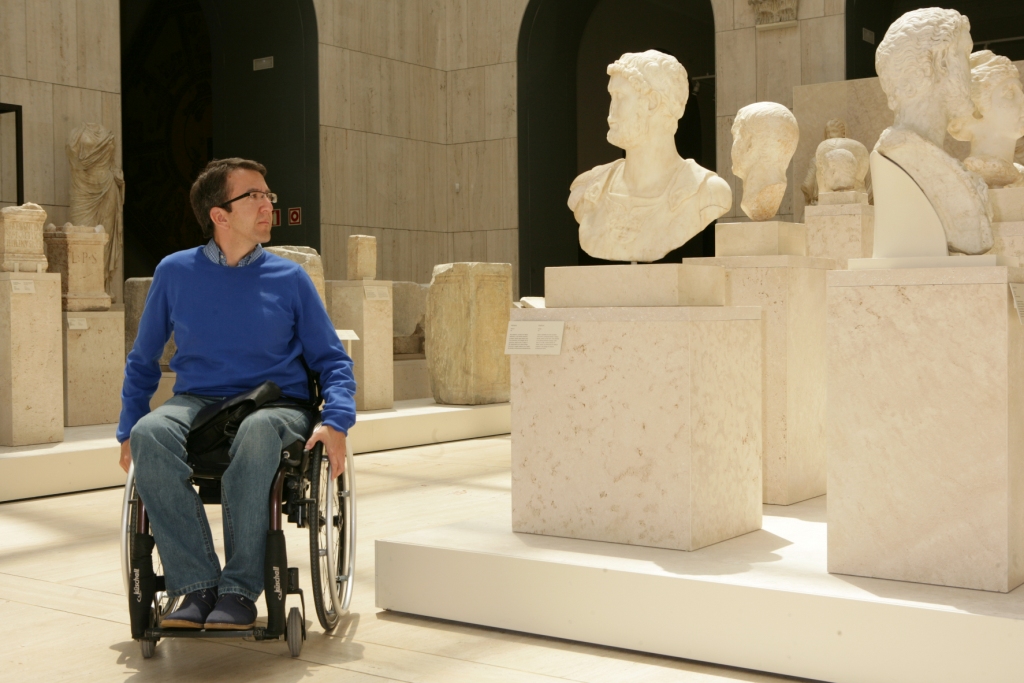 Valentín Fernández recorriendo la Sala de la Antigua Grecia