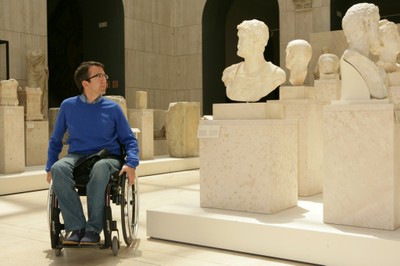 Valentín Fernández recorriendo la Sala de la Antigua Grecia