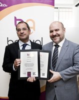 Joan Rafel junto a Luis Cayo Pérez, muestran la certificación Bequal