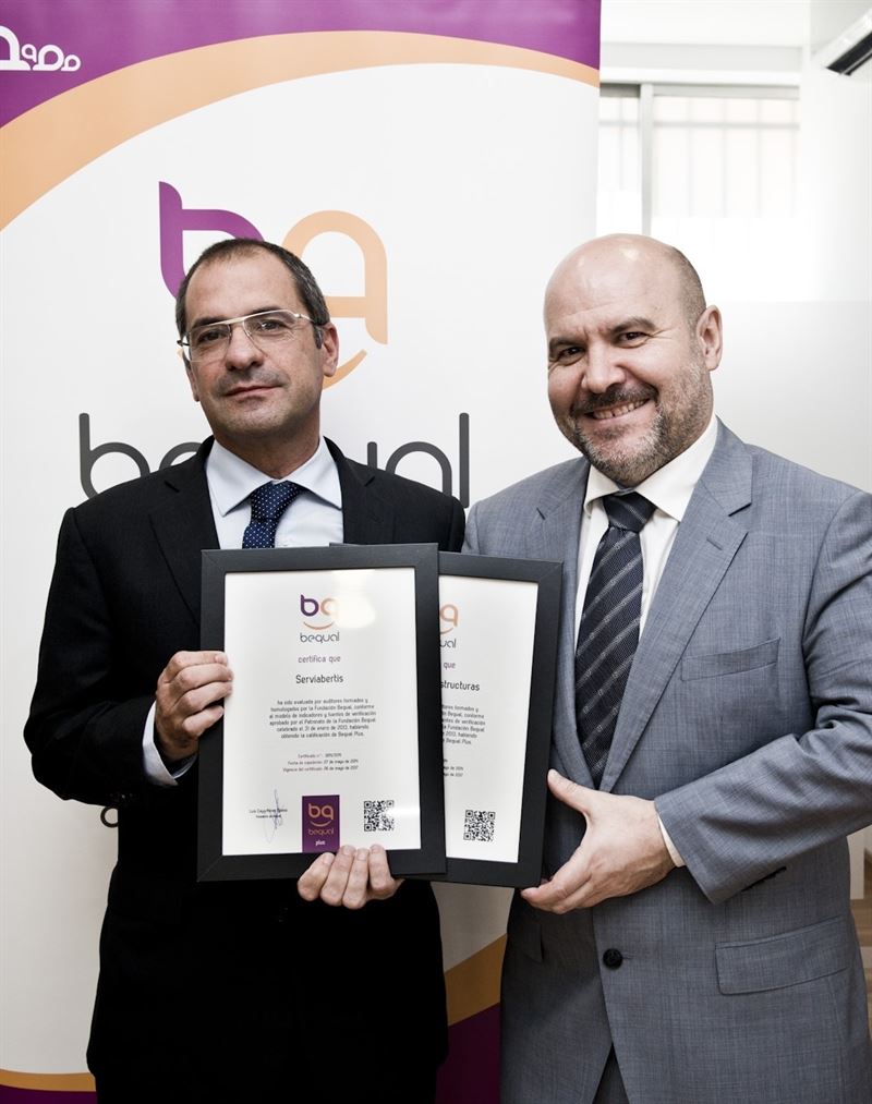 Joan Rafel junto a Luis Cayo Pérez, muestran la certificación Bequal