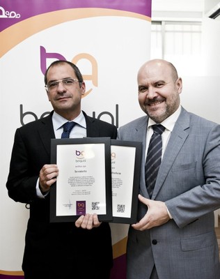 Joan Rafel junto a Luis Cayo Pérez, muestran la certificación Bequal