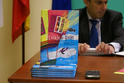 Portada del ejemplar en braille del cuento “El viaje en globo”, con Ventura Pazos al fondo
