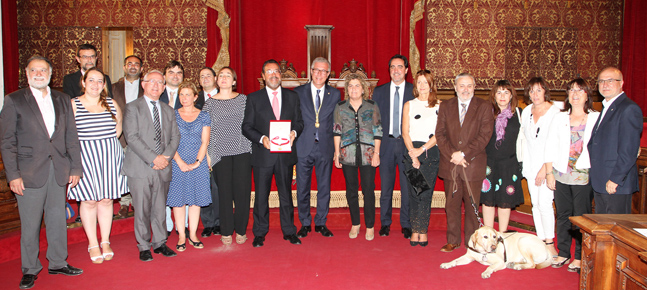 Miguel Carballeda, Josep Félix Ballesteros con representantes de la corporación y de la ONCE