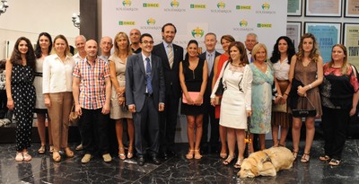 Foto de los premiados en 'Solidarios Baleares' con el presidente autonómico, José Ramón Bauzá