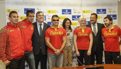 Cardenal, Carballeda e Inmaculada García, con varios deportistas paralímpicos