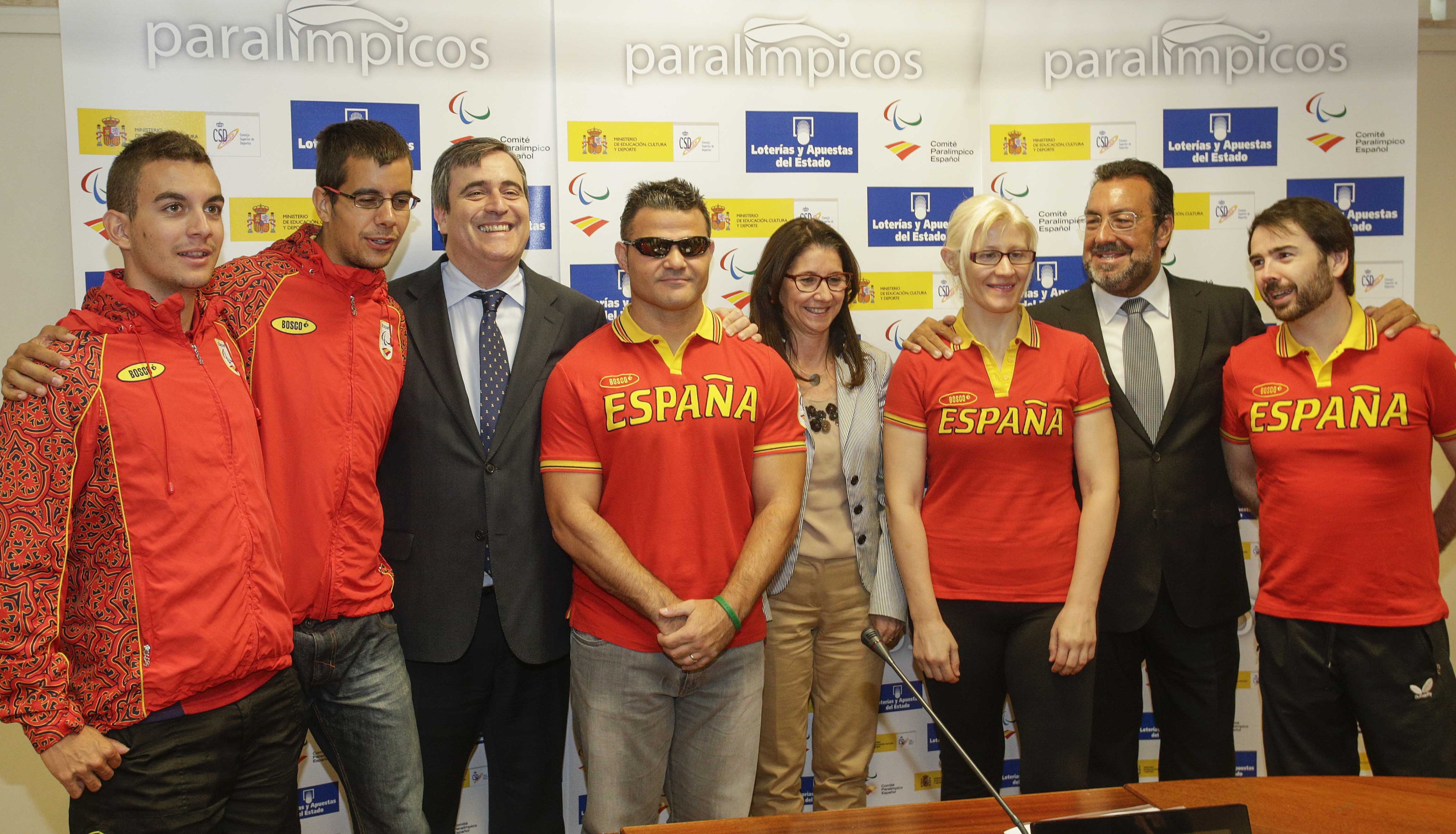 Cardenal, Carballeda e Inmaculada García, con varios deportistas paralímpicos