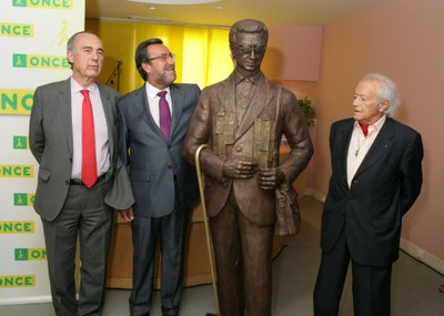 De izquierda a derecha: Luis Alberto de Cuenca, Miguel Carballeda y Santiago de Santiago junto a la réplica de "Fortunato"