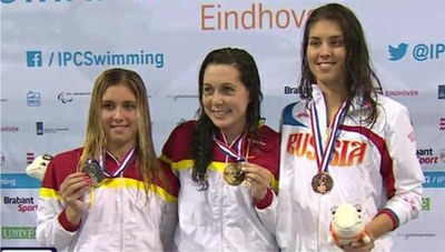 Débora Font (en el centro), oro, y Marta Gómez (a su derecha), plata, en el podio de los 400 m. libres