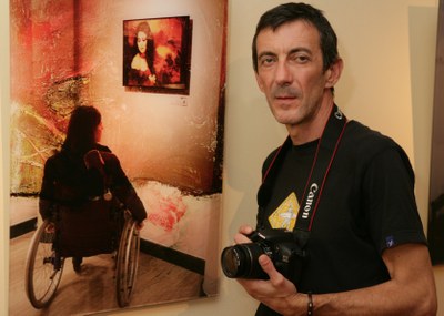 El fotógrafo afiliado José Julio Flores posa junto a su obra 'Pictures at an exhibion', en el Museo Tiflológico