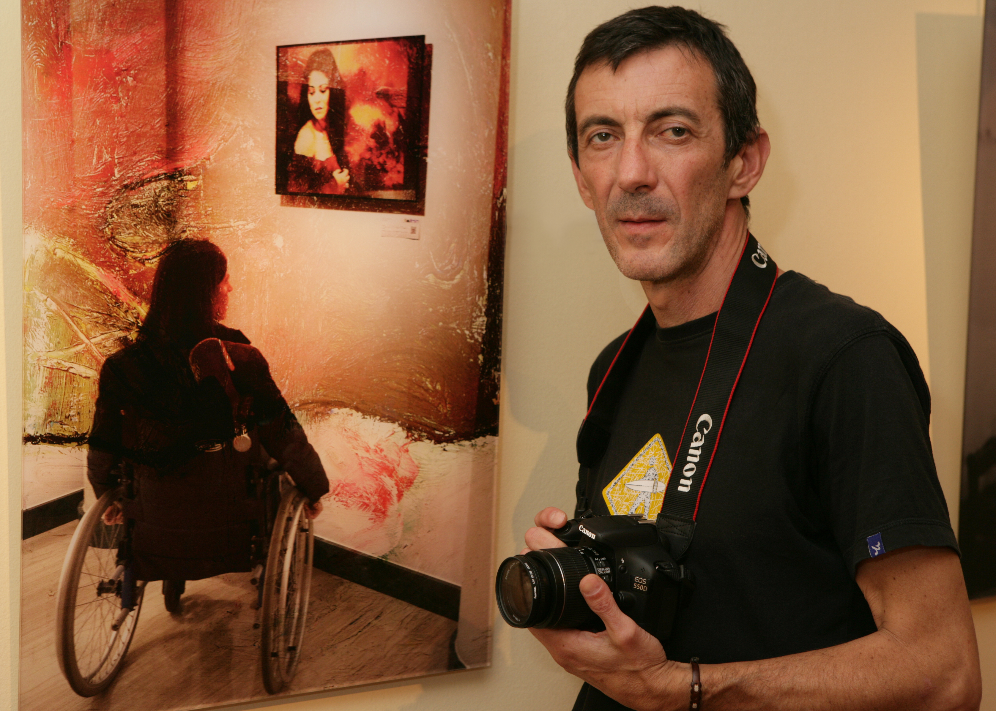 El fotógrafo afiliado José Julio Flores posa junto a su obra 'Pictures at an exhibion', en el Museo Tiflológico
