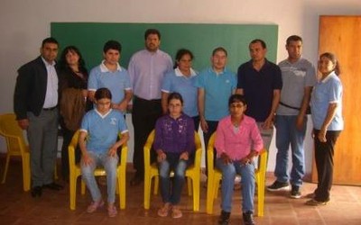 Fernando Iglesias en el centro junto a los participantes del proyecto Ágora en Paraguay