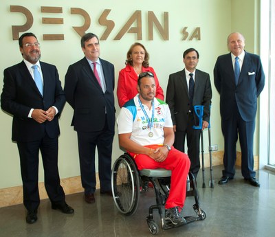 Foto de familia de la firma del convenio con Persan