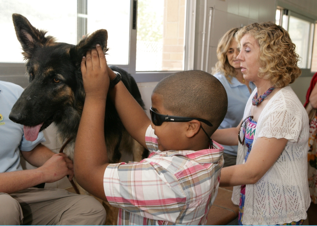 El pequeño Juan Lucas durante la visita a la Fundación ONCE del Perro Guía