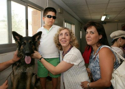 Florentina Soler, a la derecha, acompañada por su hijo afliado Juan Antonio Gomiz, junto al perro guía, y Mari Carmen Martínez, psicóloga de la ONCE Florentina Soler, a la derecha, acompañada por su hijo afliado Juan Antonio Gomiz, junto al perro guía, y Mari Carmen Martínez, psicóloga de la ONCE