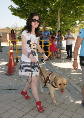 Lucía disfrutando de un paseo con perro guía