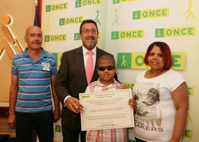 Juan Lucas muestra el diploma como ganador del concurso "La ONCE y Yo", junto a sus padres y Miguel Carballeda