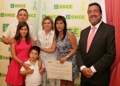 Florentina Soler, junto a su familia y los responsables de la ONCE, en la sede del Consejo General