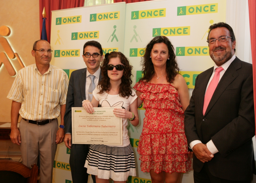 Lucía muestra orgullosa, junto a sus padres, el presidente y el vicepresidente, Andrés Ramos, su diploma