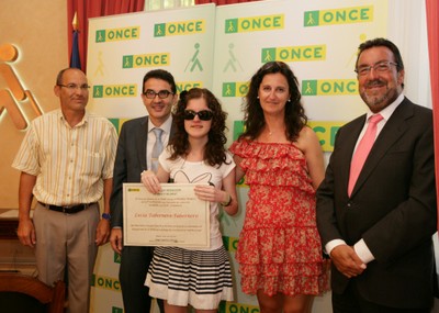 Lucía muestra orgullosa, junto a sus padres, el presidente y el vicepresidente, Andrés Ramos, su diploma