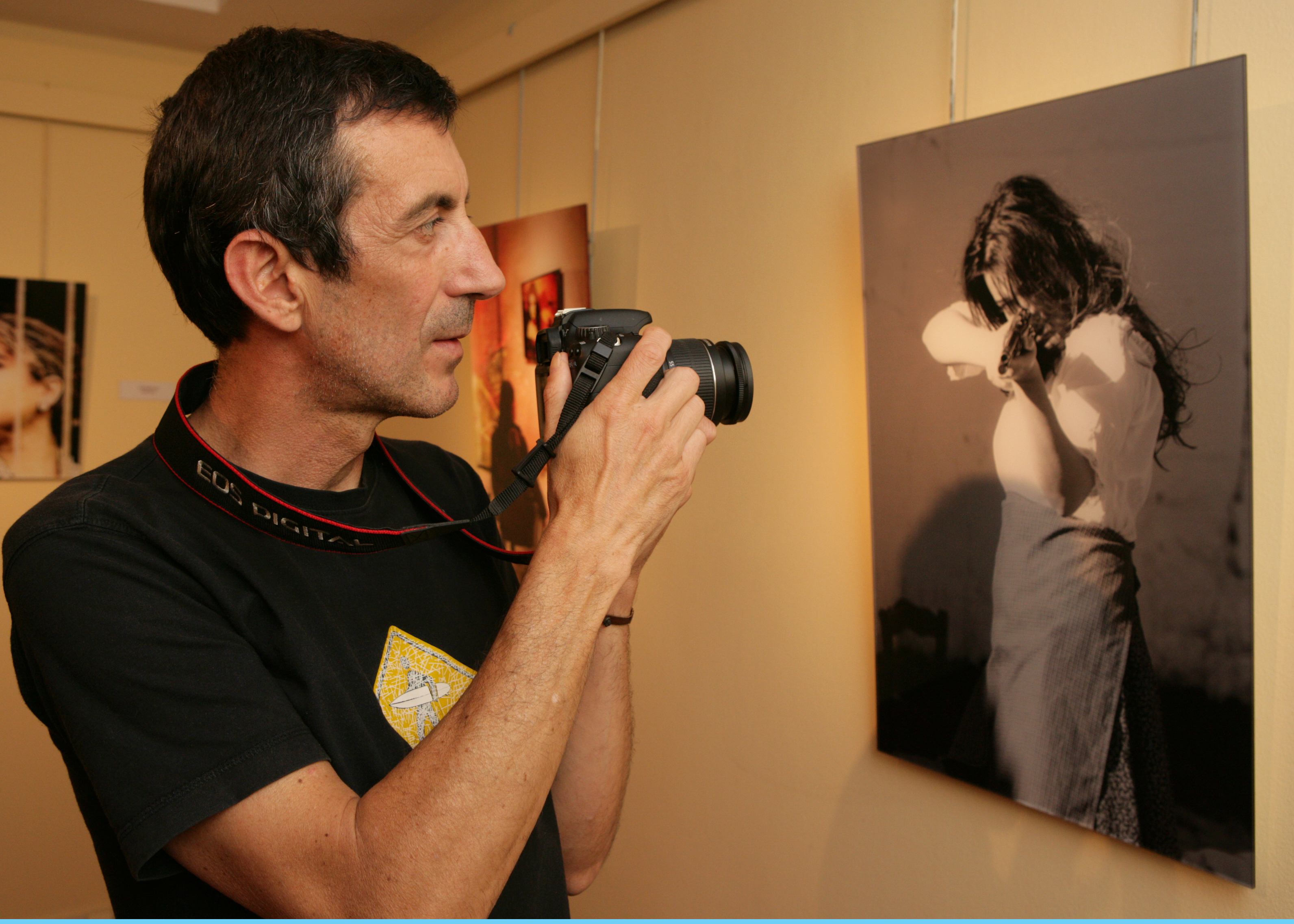 José Julio dispara su cámara a su fotografía 'La bala tenía su nombre',  que realizó para un cortometraje ganador de un premio 