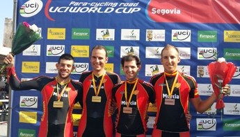 Los tandems Ávila-Font (a la izquierda) y González-Martín, oro y plata, respectivamente, de la contrarreloj