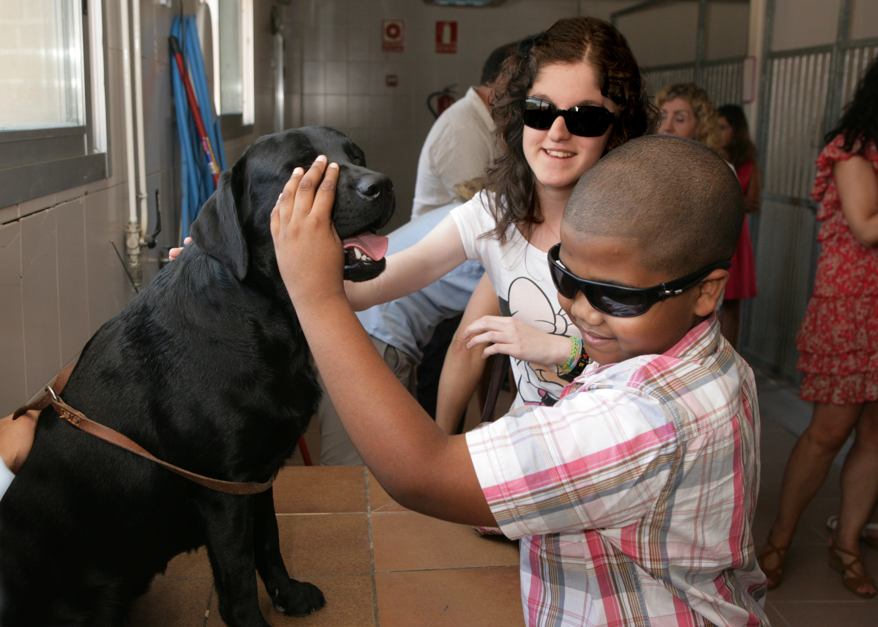 Lucas y Lucía disfrutando de la visita a la Escuela de la Fundación ONCE del Perro-Guía