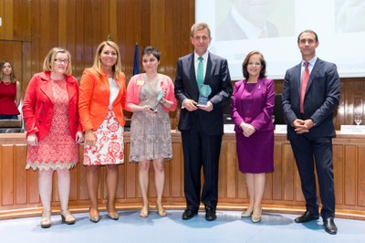 María Alonso con su premio, junto a la secretaria de Estado, Susana Camarero, y los responsables de ONCE y su Fundación y del Grupo Senda