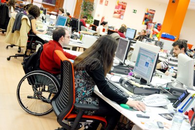Periodistas con y sin discapacidad en la Redacción de Servimedia