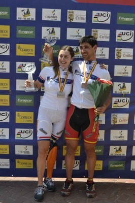 Raquel Acinas y Maurice Eckhard lucen, con orgullo, sus medallas de oro 