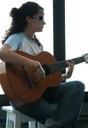 Una afiliada en clase de guitarra