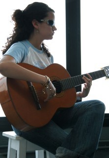 Una afiliada en clase de guitarra