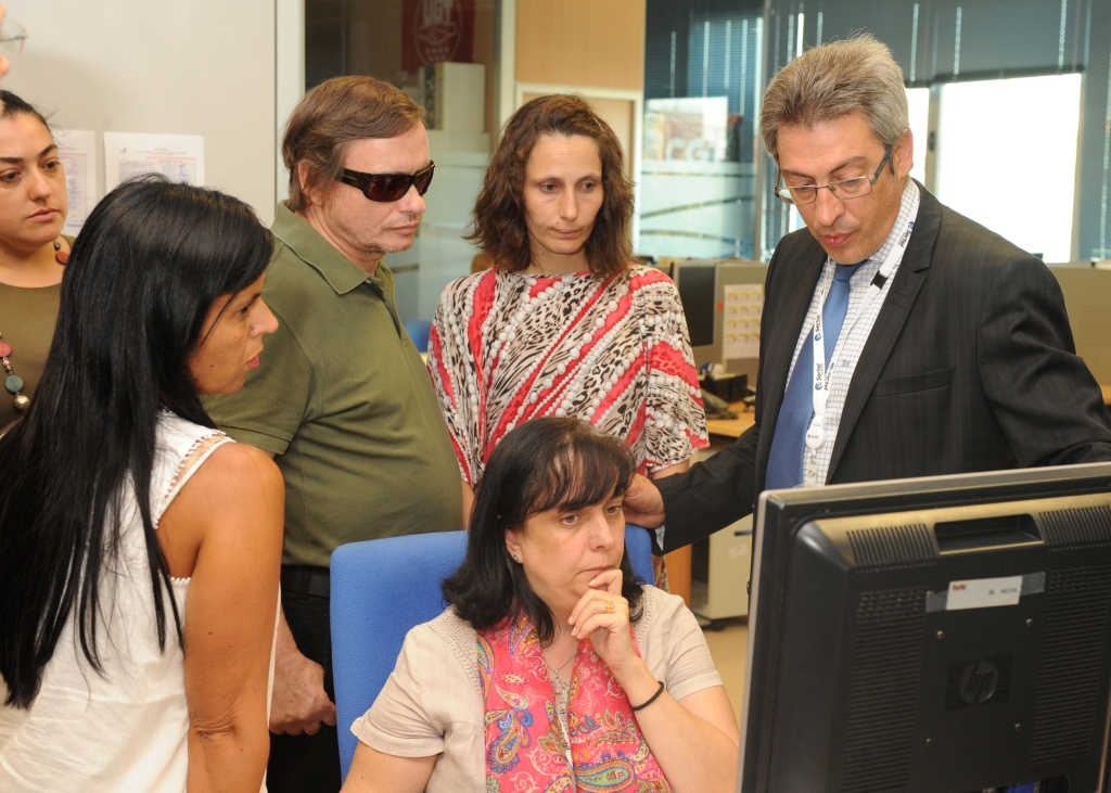 La delegación portuguesa durante uno de los momentos de su visita a SERTEL
