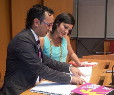 Aitor González, presidente del Consejo Territorial de ONCE Euskadi, y Oihane Agirregoitia, delegada del Área de Igualdad, Ayuntamiento de Bilbao