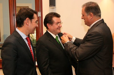 Ángel Sánchez recibe la Insignia de Oro de AMUSAL