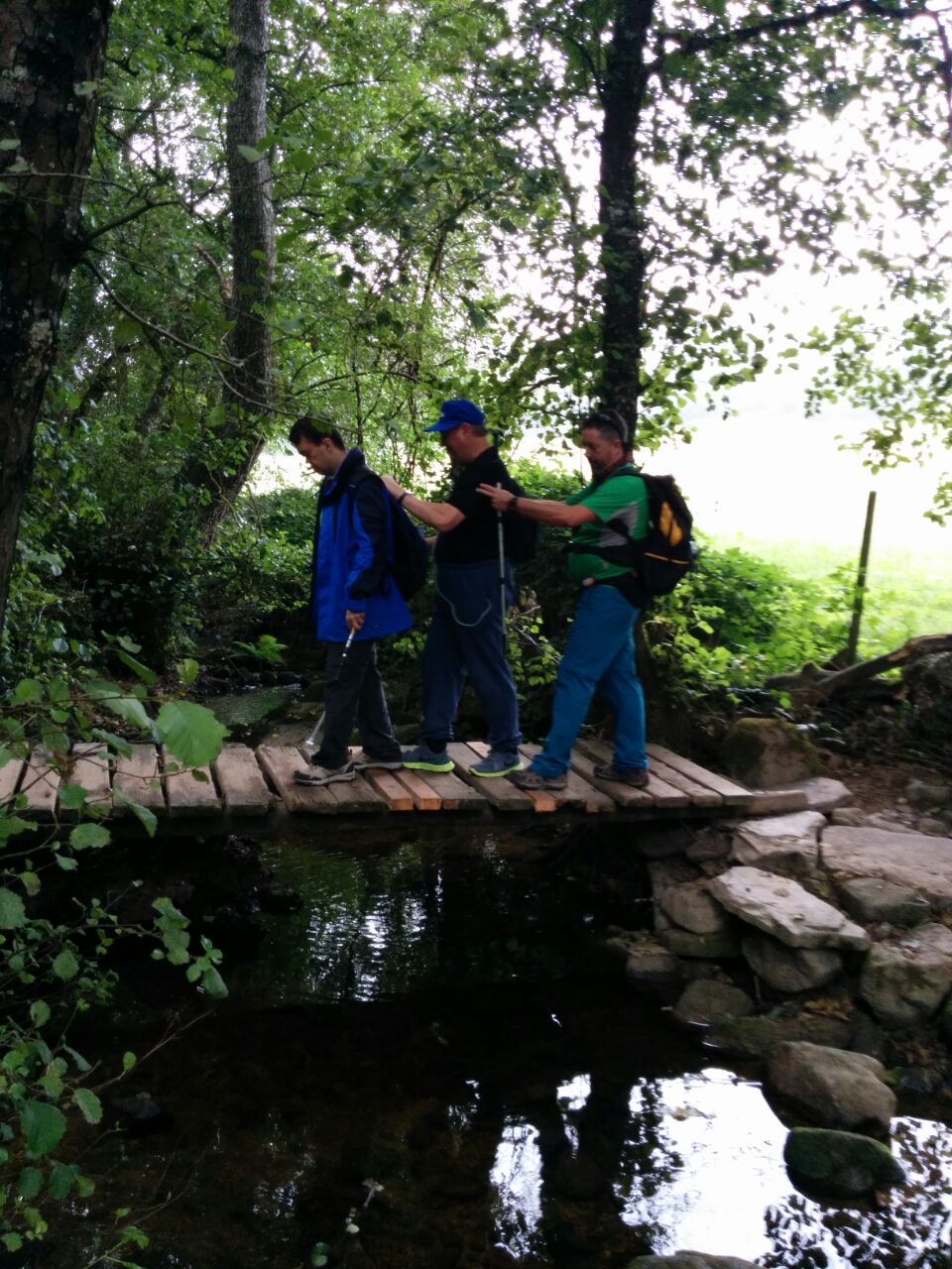 Caminado juntos, atravesando el riachuelo de Sarria