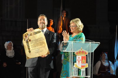 Carballeda junto a la alcaldesa de Aranjuez mostrando el galardón