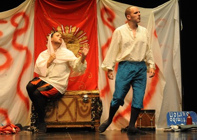 Dos de los actores del grupo gaditano "Orozú"