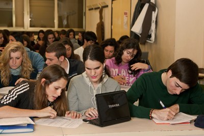 Estudiante afiliada en la Universidad junto sus compañeros de clase